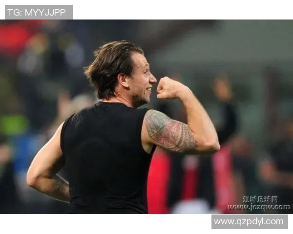 足球明星的西装魅力与个性纹身图案完美结合的时尚风格探讨