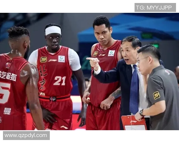 北京篮球队比赛经验引发热议球迷对战术选择和球员表现展开激烈讨论